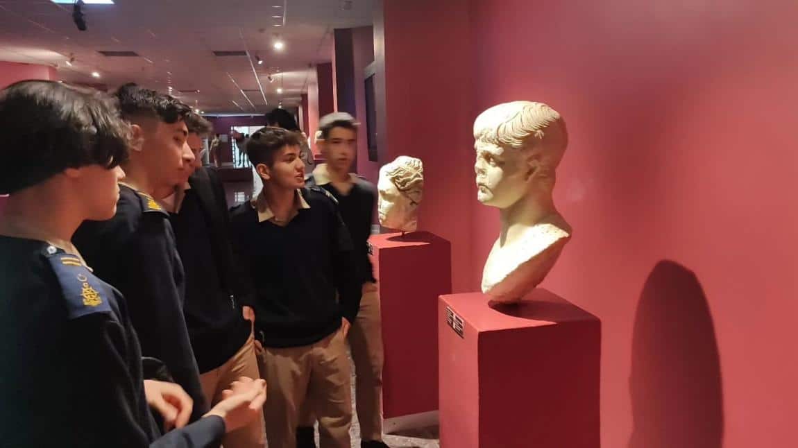 Öğrencilerimizle yapmış olduğumuz kültür gezisi kapsamında İzmir Arkeoloji Müzesini ziyaret ettik.